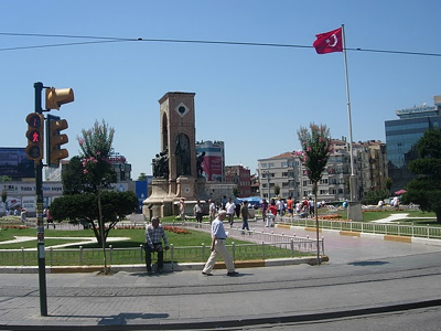 Πρωτομαγιά στην «αιματοβαμμένη» πλατεία Ταξίμ